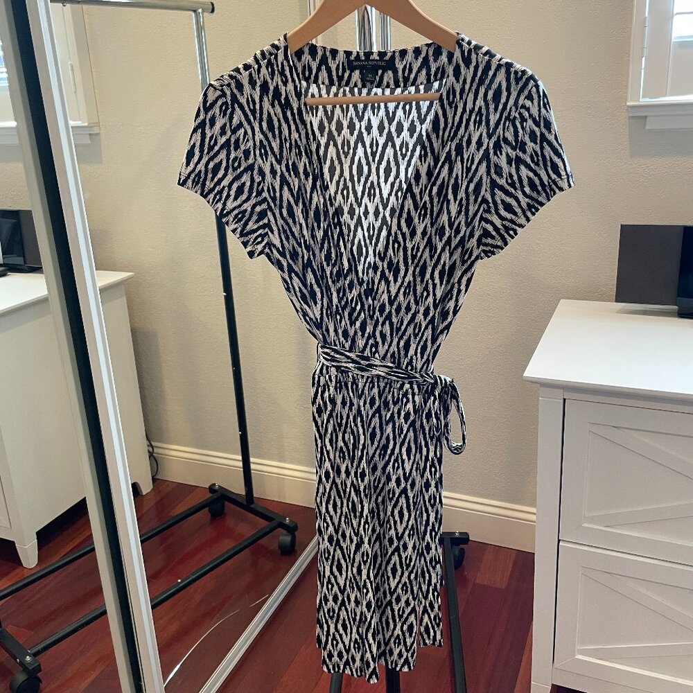 Banana Republic Black and White Geometric Short Sleeved Dress with Belted Waist